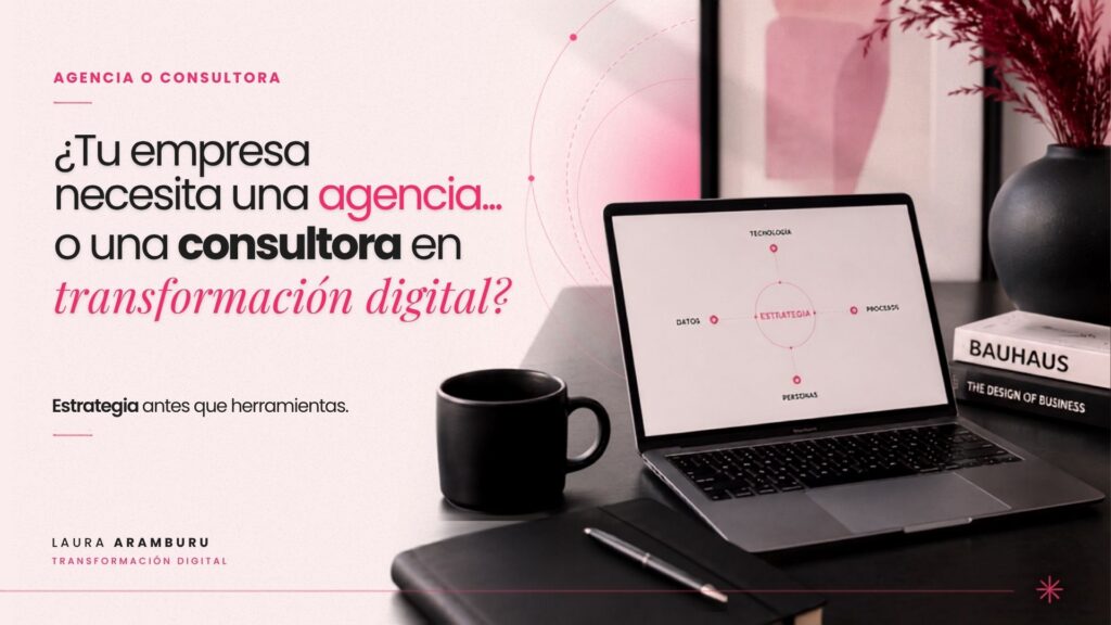 Consultora en transformación digital trabajando en el diagnóstico estratégico de una empresa.